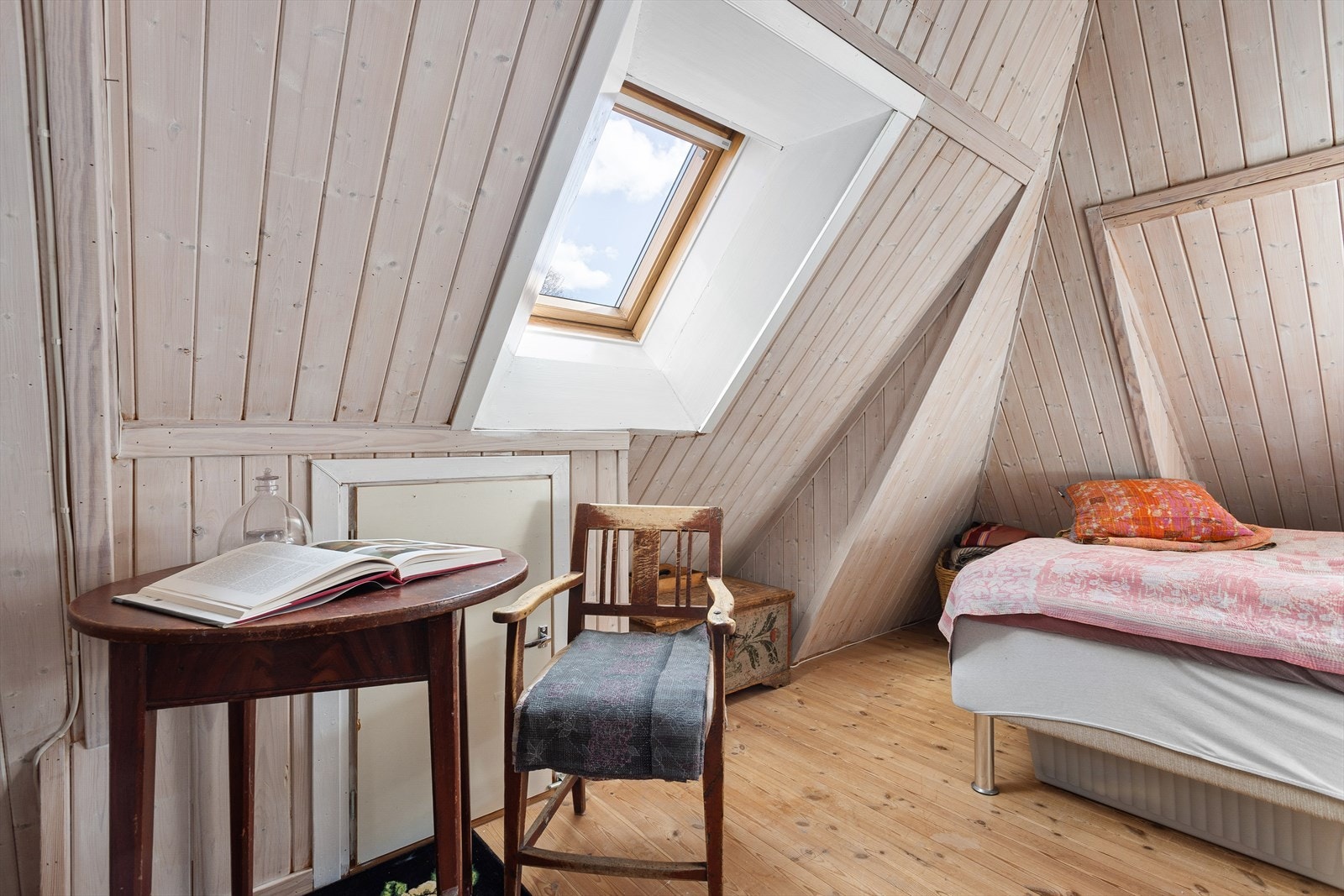 Hovedsoverommet er lyst og luftig med panel på veggene og tregulv. Galleribilde