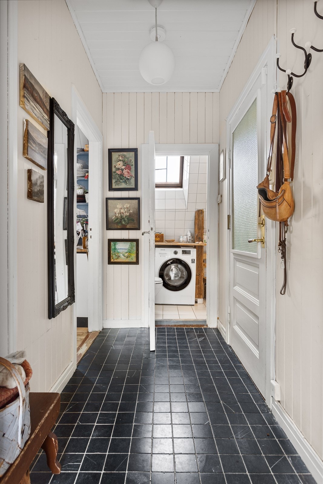 Badet ligger fint tilbaketrukket fra boligens oppholdsrom og i en praktisk tilknytning til entréen. Galleribilde