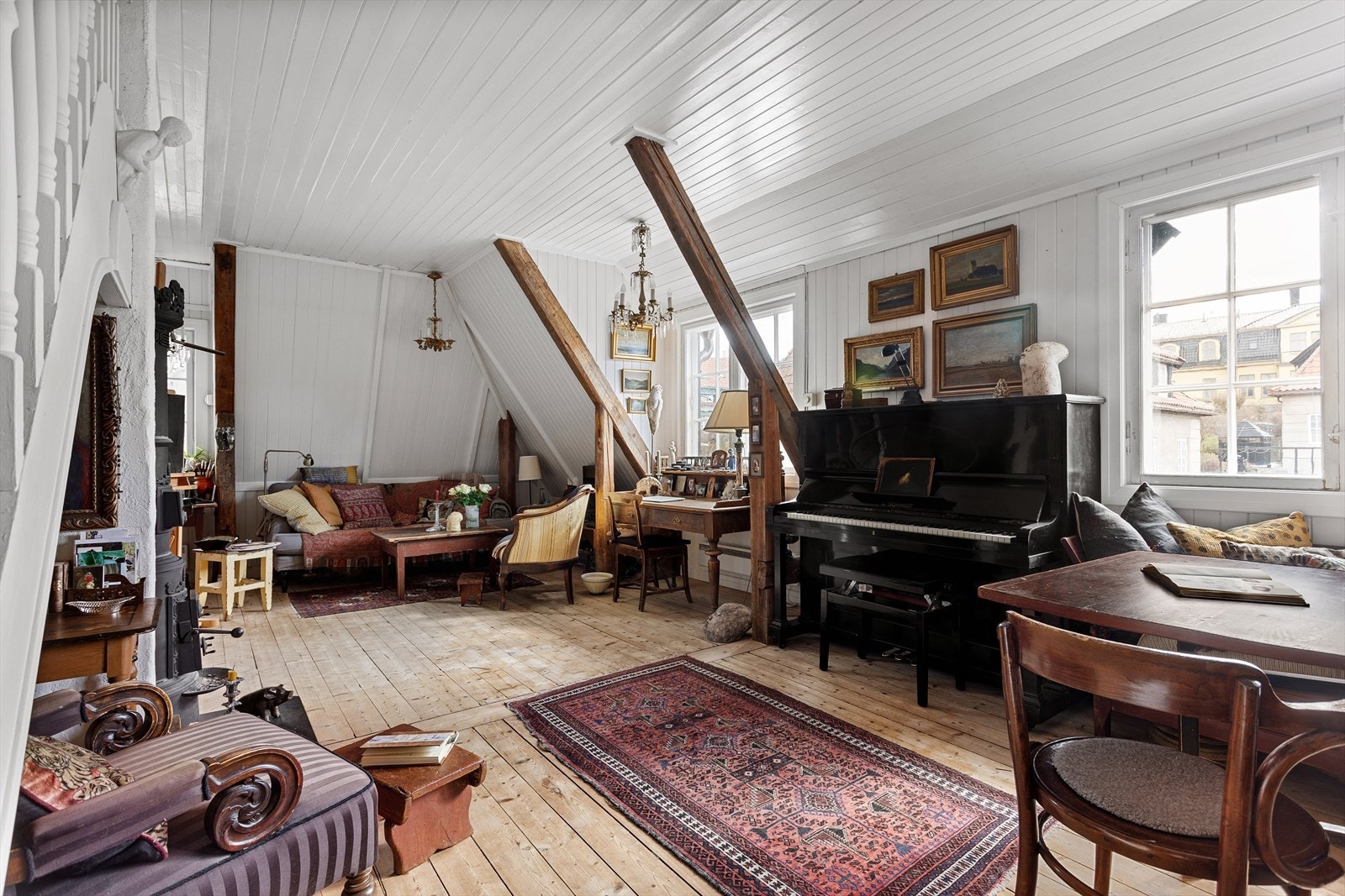 Stuen oppleves lys og luftig med store vindusflater som slipper inn rikelig med naturlig sollys. Galleribilde