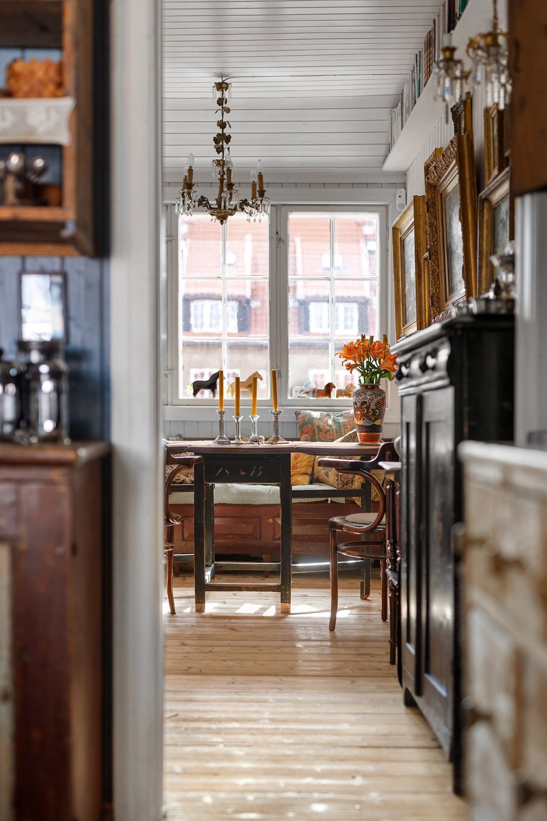 Detaljer | Fra kjøkkenet og til stuen. Galleribilde