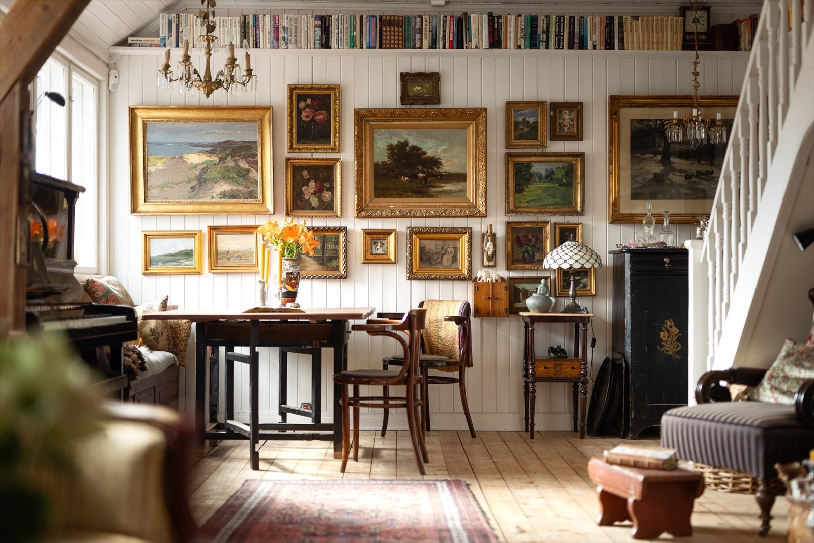 Stuen har god plass til sofasekjon og øvrig innredning etter behov og ønske. Galleribilde