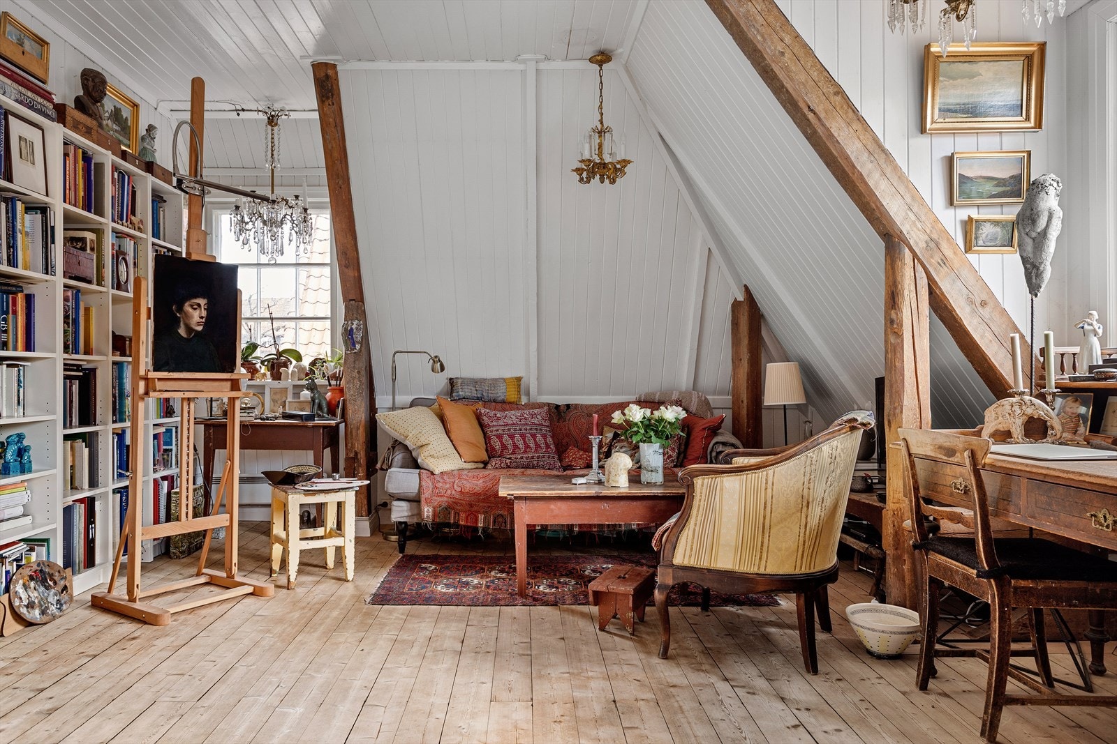 Det er muligheter for å dele av stuen og lage et tredje soverom slik planløsningen opprinnelig var. Trappen i stuen er bygget slik at dette er mulig. Galleribilde