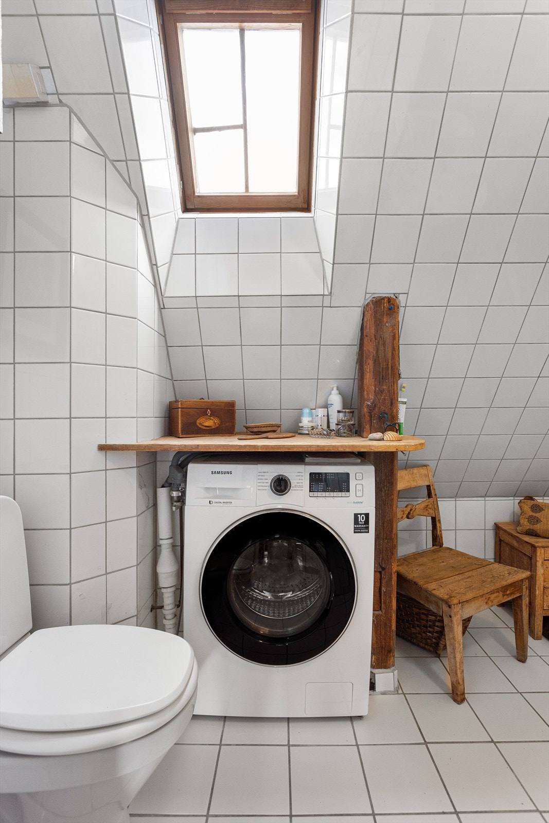 Badet er utstyrt med wc, servant, dusj i badekar og opplegg for vaskemaskin. Galleribilde