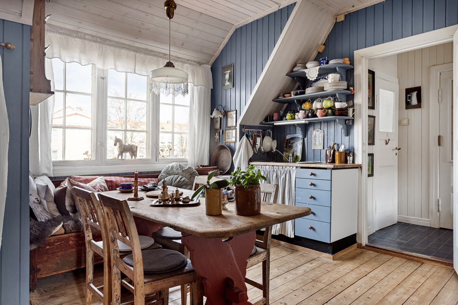 Kjøkkenet utgjør et lyst og hyggelig rom som er malt i en dus blåtone. Galleribilde