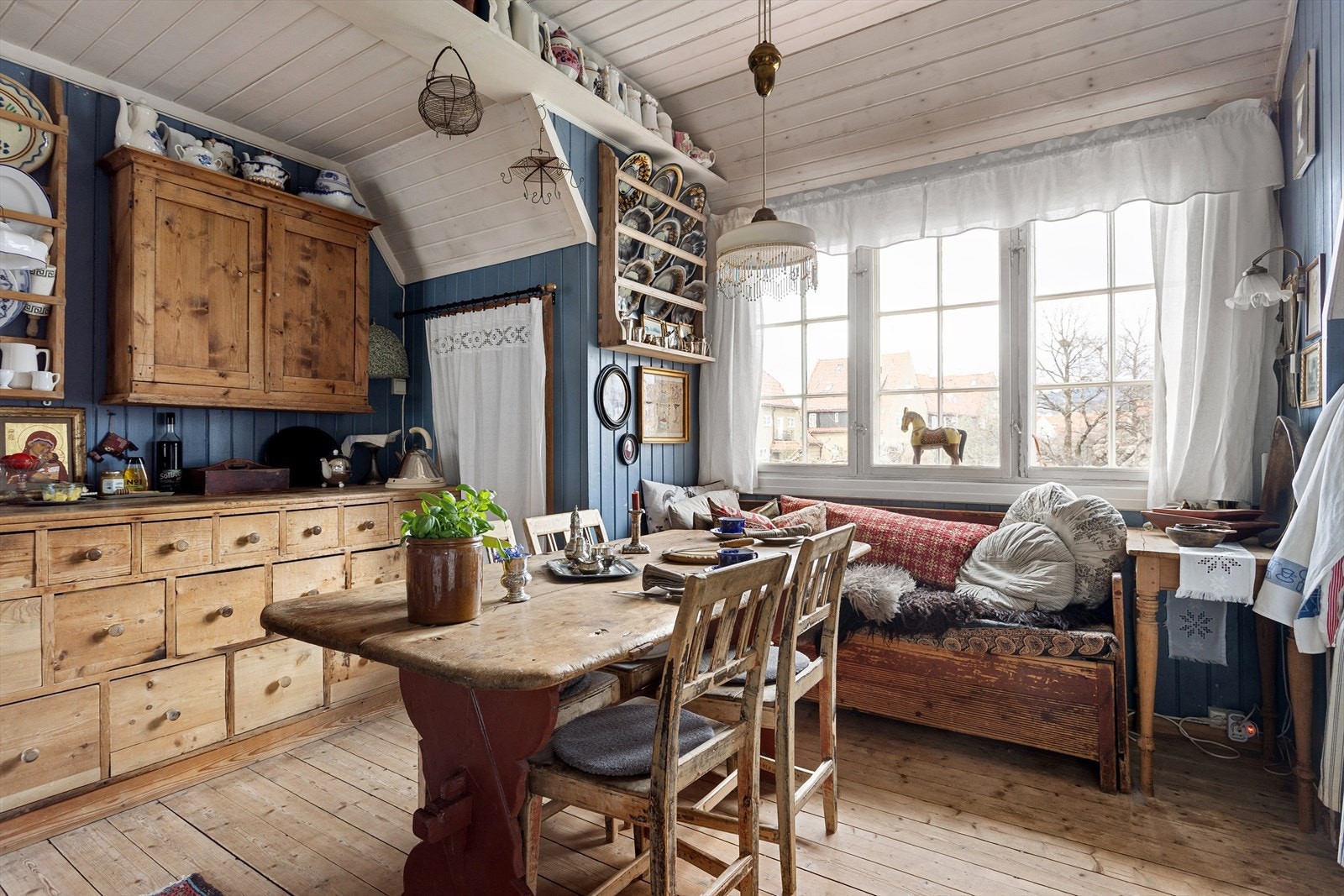 Kjøkkenet har en enkel eldre innredning med plass til en hyggelig sittegruppe. Galleribilde