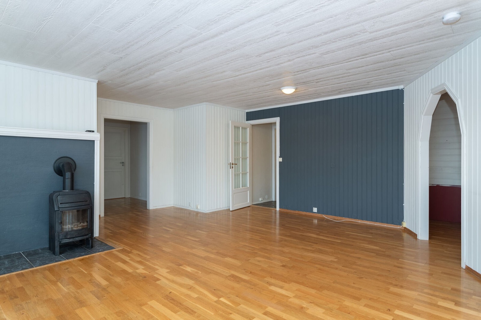 Åpen og romslig stue med gode møbleringsmuligheter. Galleribilde