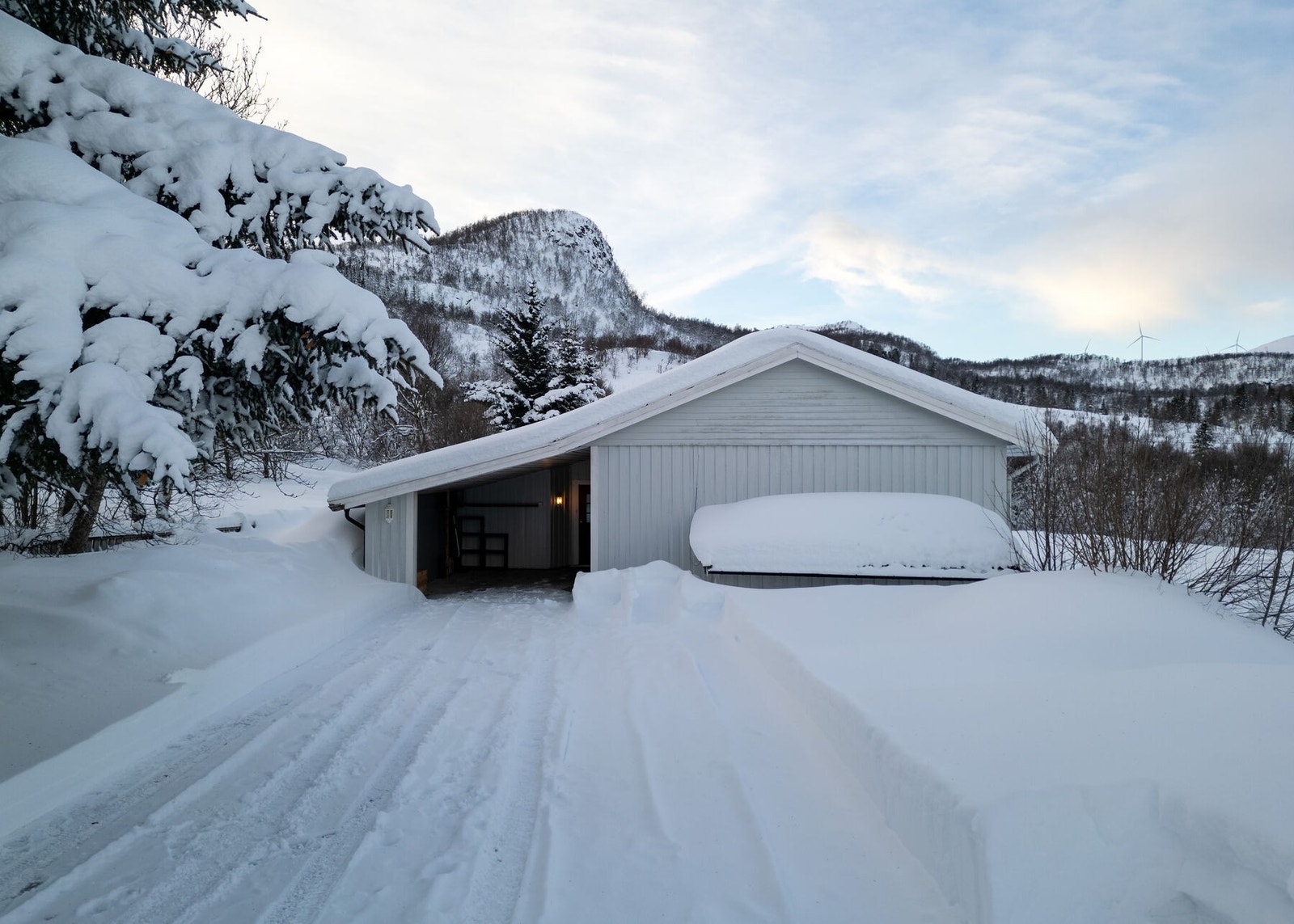 Innkjørsel og fasade - Innkjørselen er gruslagt. Galleribilde