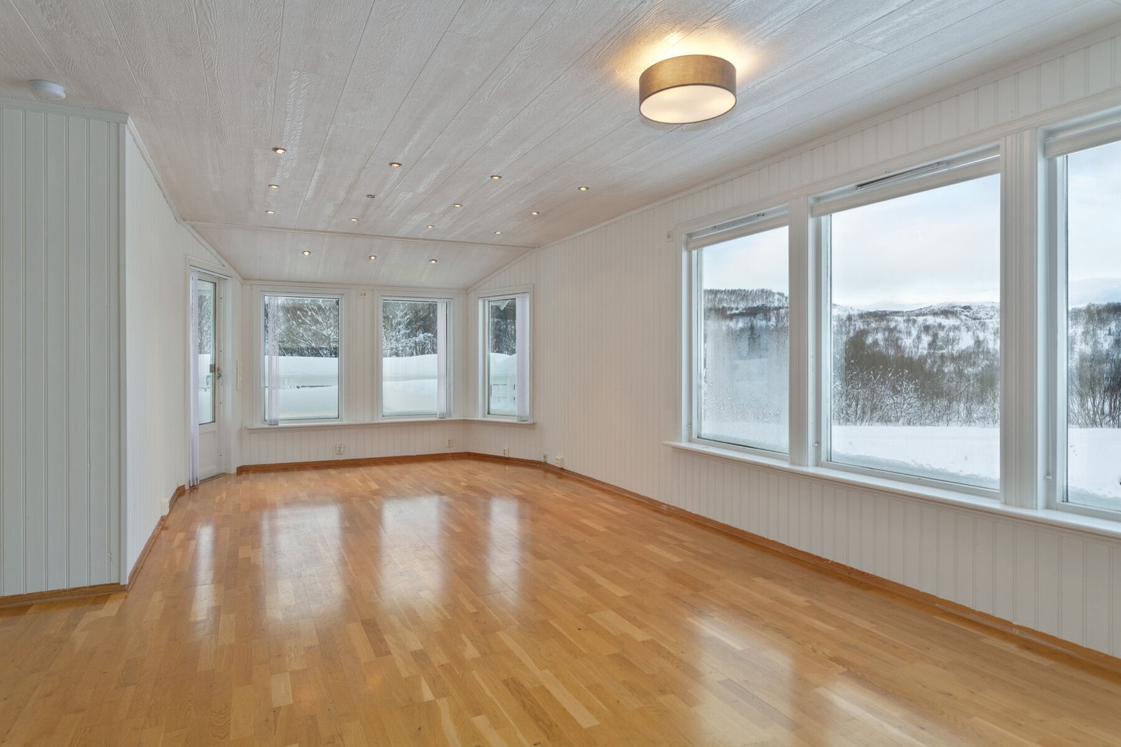 Store vindusflater gir mye naturlig lysinnslipp som skaper en lys og god atmosfære. Galleribilde