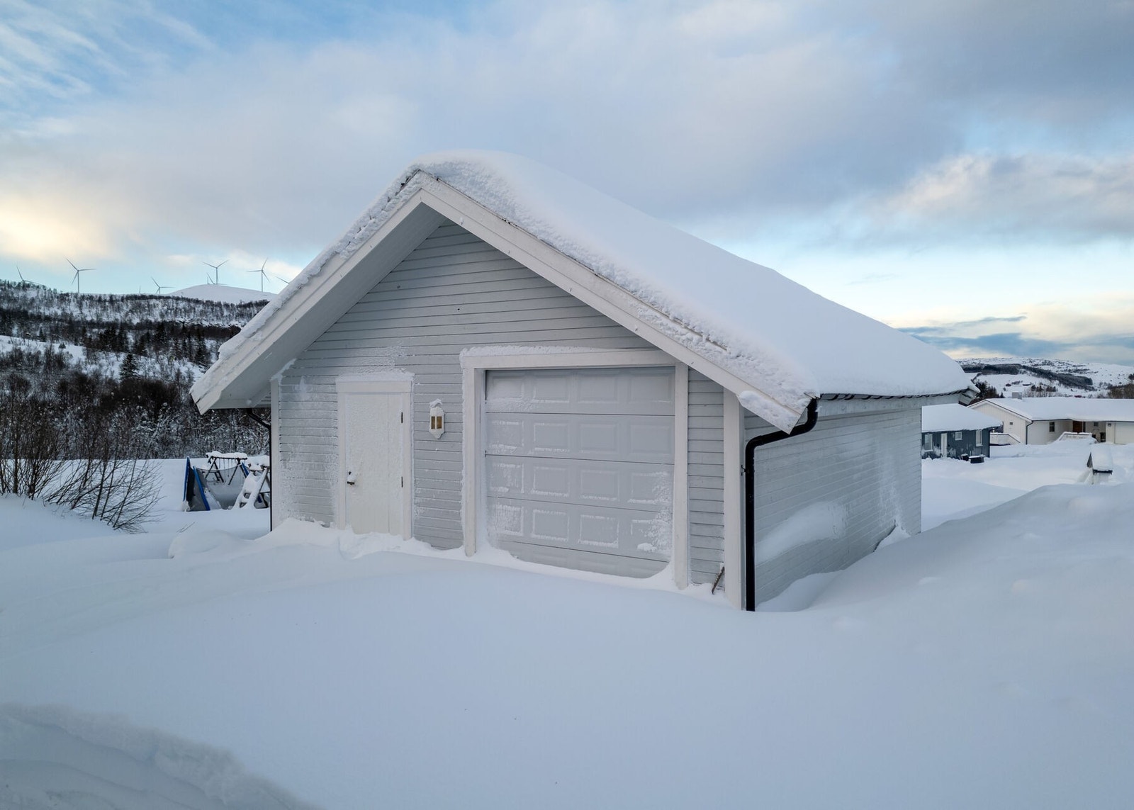 Frittstående garasje med kjeller, med totalt BRA på 95 kvm. Galleribilde
