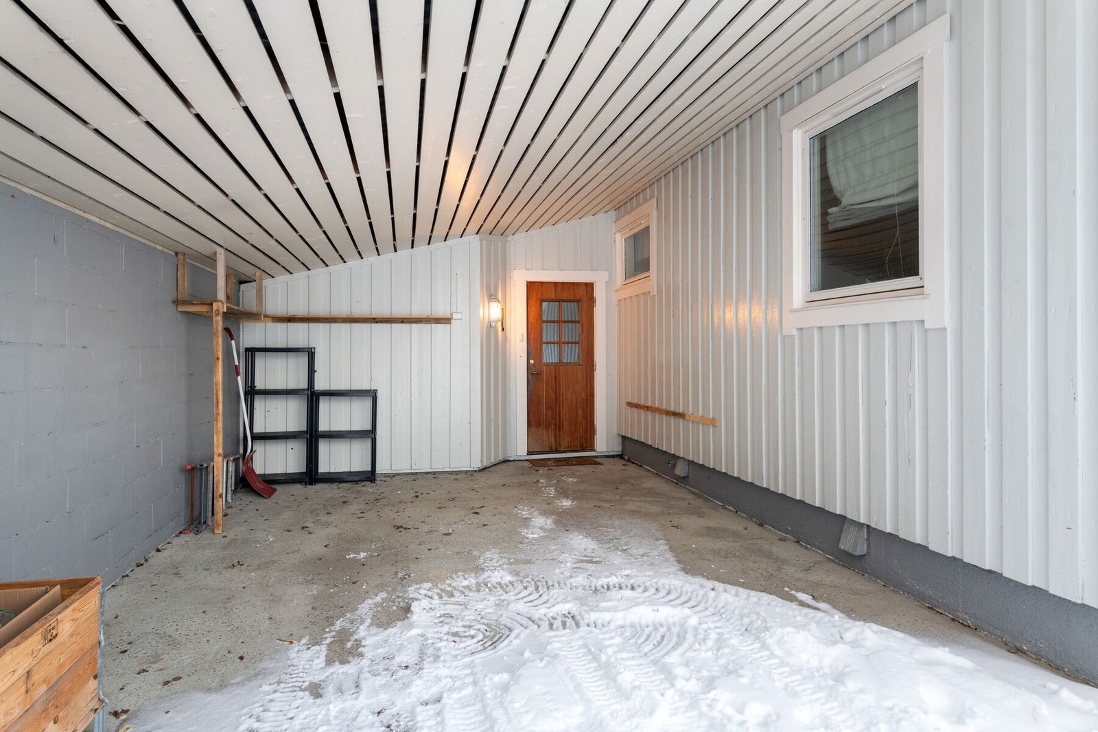 Carport og inngangsparti - Velkommen hit! Galleribilde