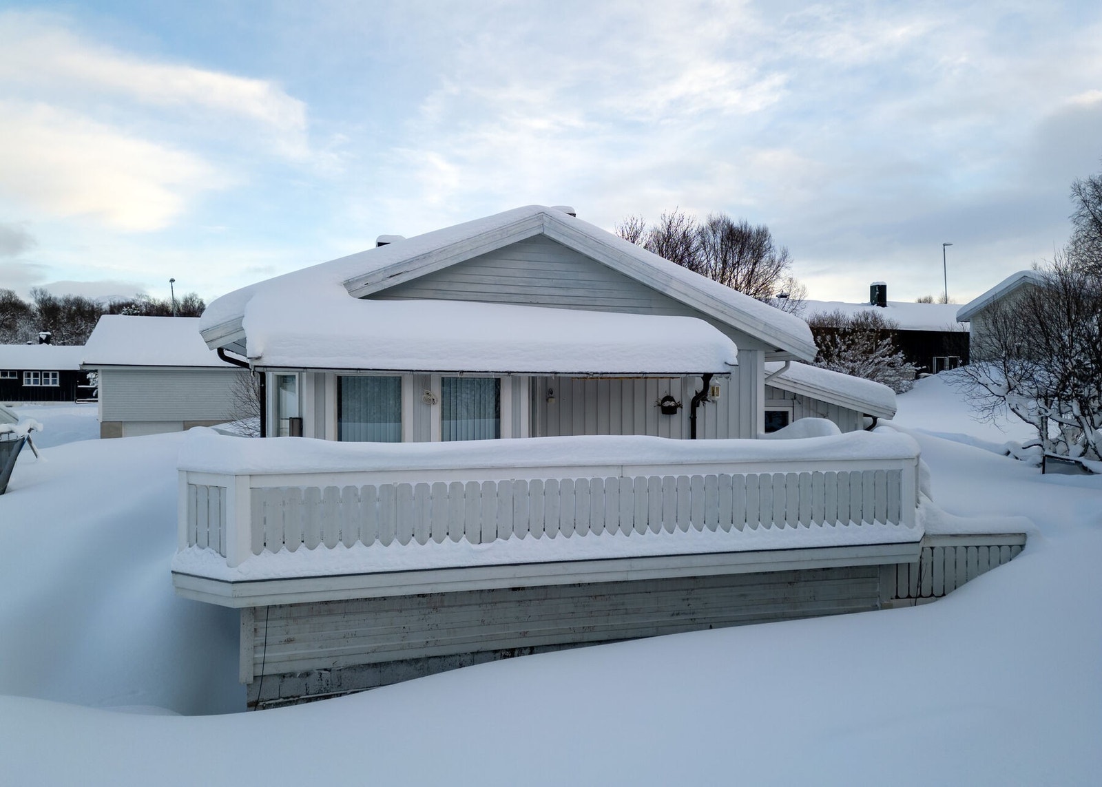 Vestvendt veranda med gode solforhold. Galleribilde