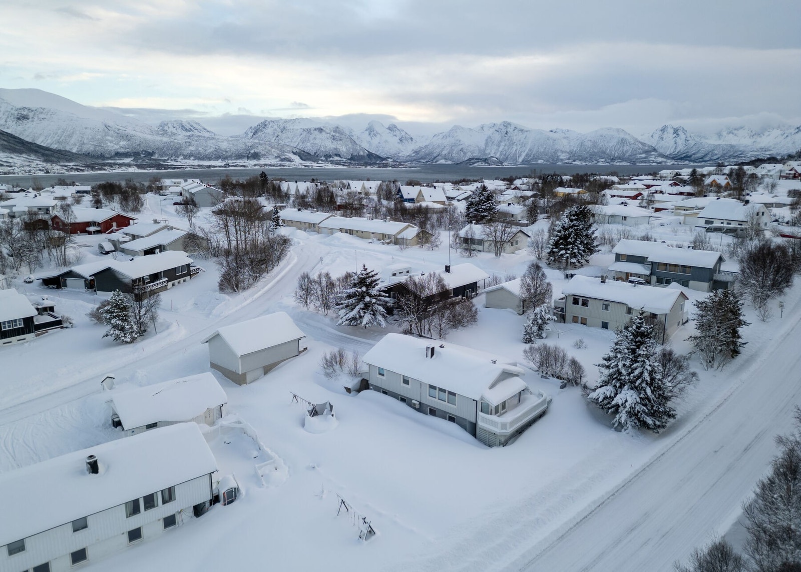 Eiendommen ligger i Vestmarka - Etablert og attraktivt boligområde like vest for Sortland sentrum med gangavstand til de fleste fasiliteter. Galleribilde