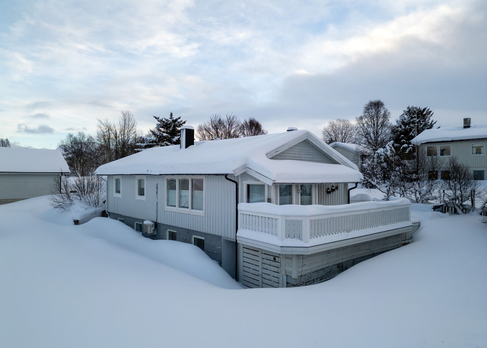 Velkommen til Nattmålsveien 17 - Romslig enebolig med innredet kjeller - Carport og garasje - Gode sol- og utsiktsforhold Galleribilde