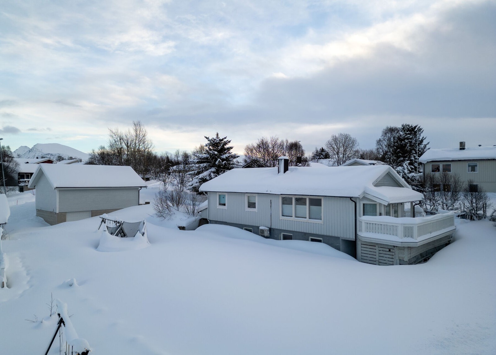 Uteområdet er opparbeidet med stor plen, samt trær og beplantning. Galleribilde