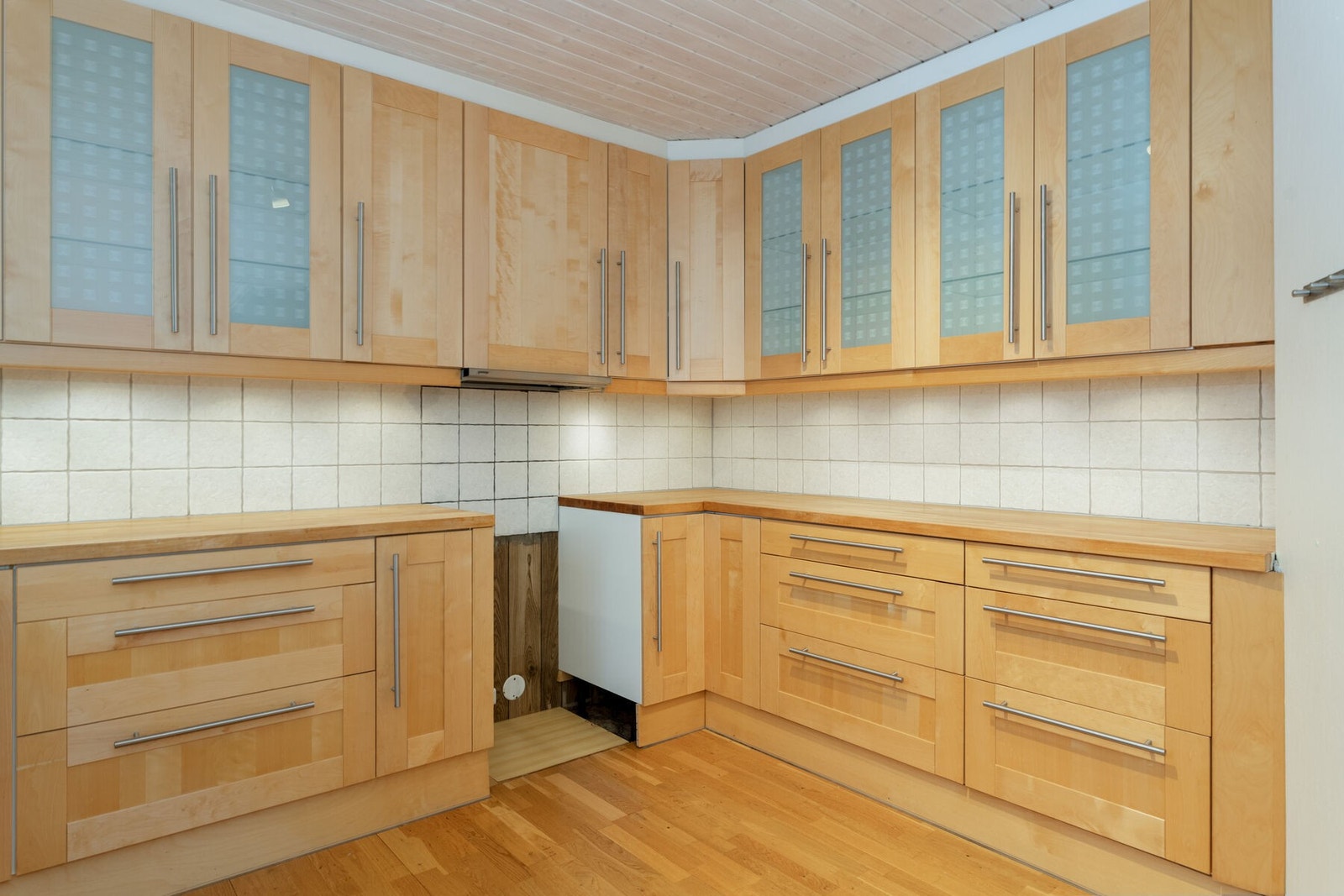 Det er rikelig med skap- og benkeplass. Galleribilde