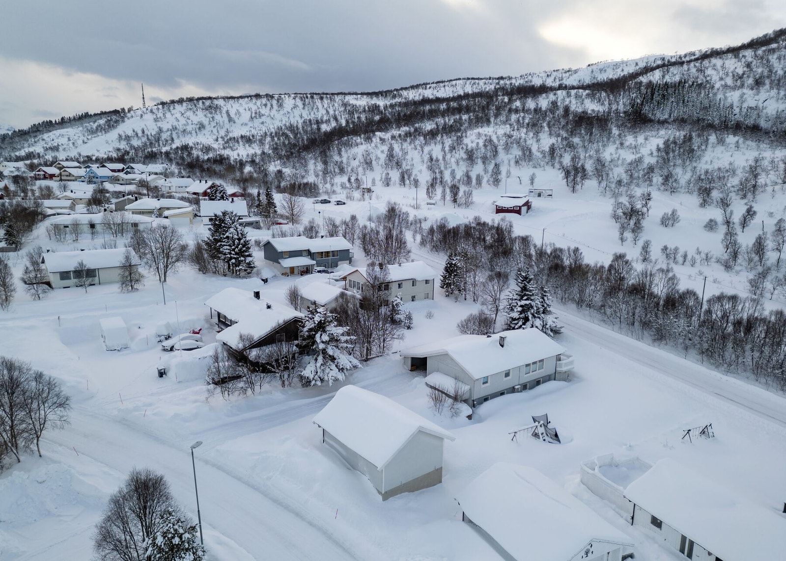 Eiendommen sett fra lufta og nærområdet rundt. Galleribilde