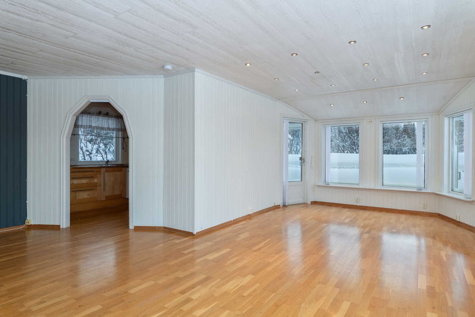 Inngang til kjøkkenet fra stuen. Galleribilde