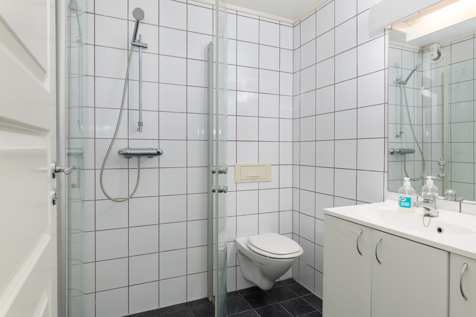 Bad 2 i underetasjen har flislagt gulv med varmekabler, og er innredet med servant, toalett og dusjhjørne. Galleribilde