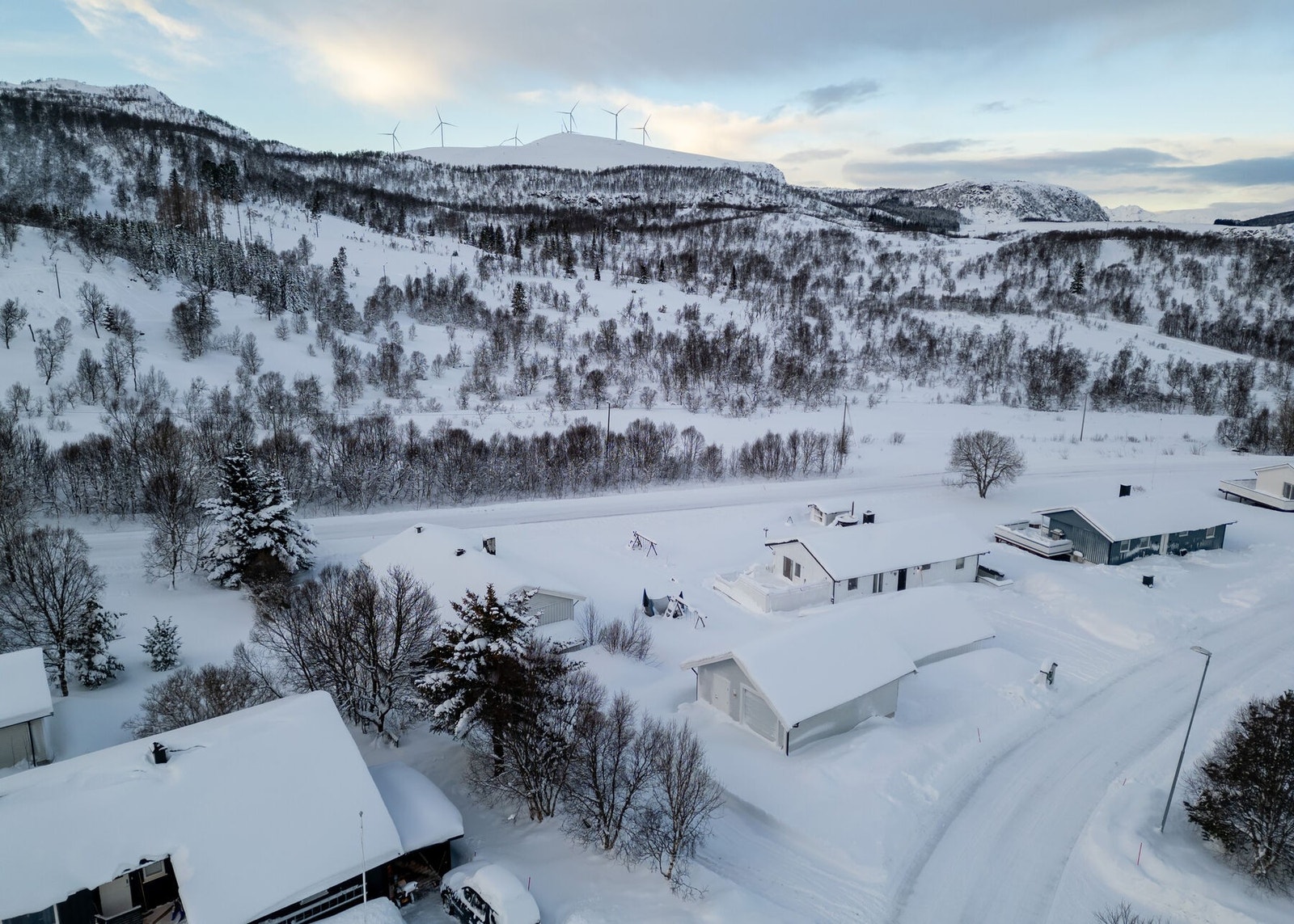 Solåpen tomt med utsikt, samt umiddelbar nærhet til attraktivt turområde både sommer- og vintertid. Galleribilde