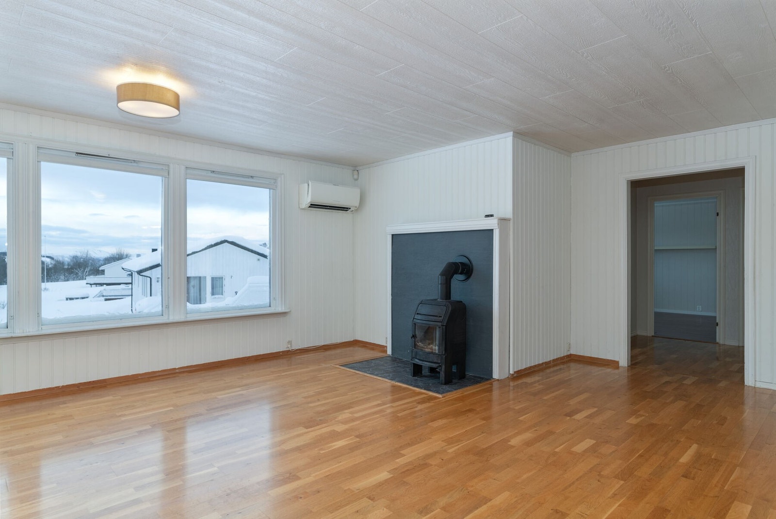 Stuen oppvarmes med vedovn og varmepumpe (defekt). Galleribilde