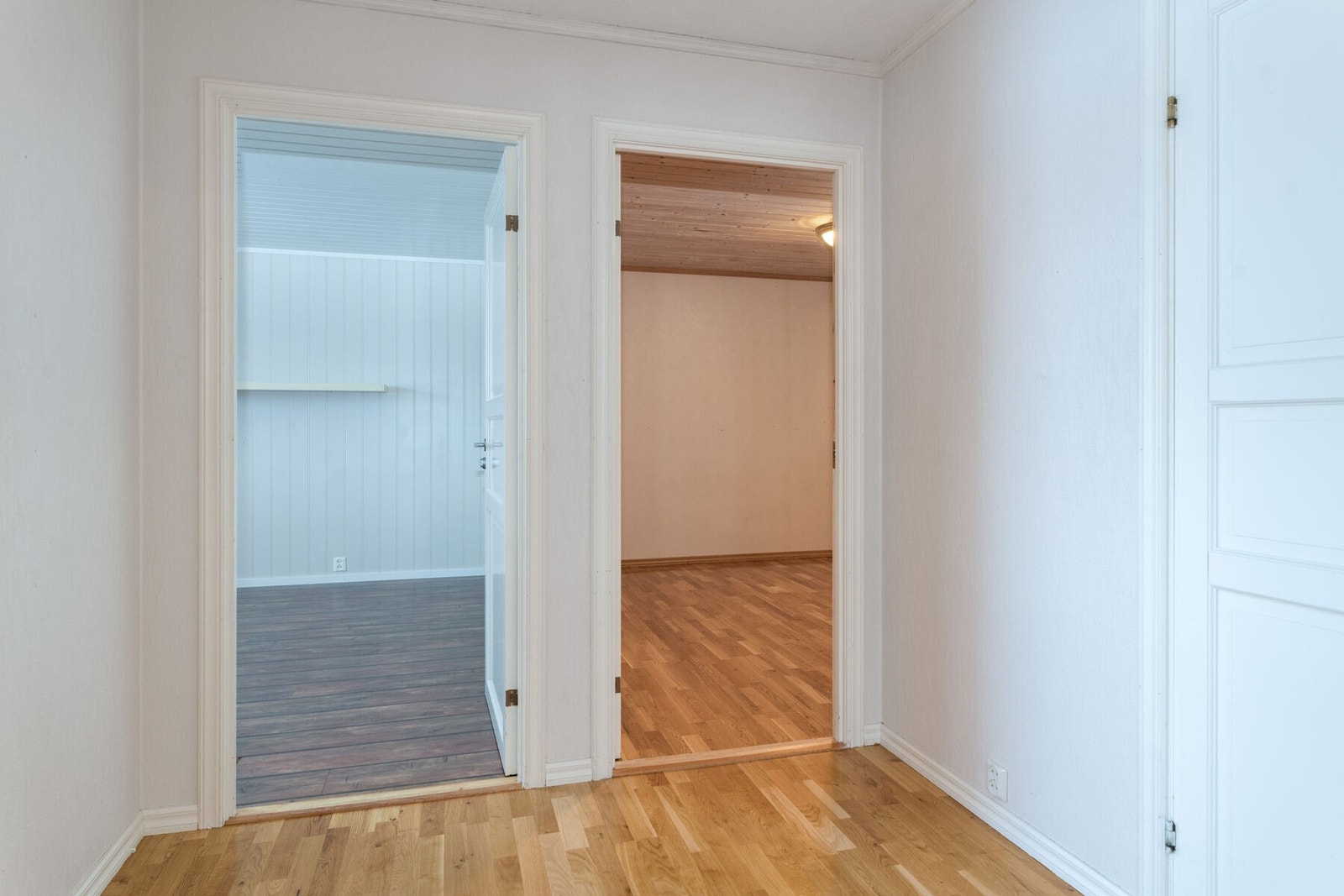 Gang som leder videre til tre soverom og et bad på hovedplanet. Galleribilde