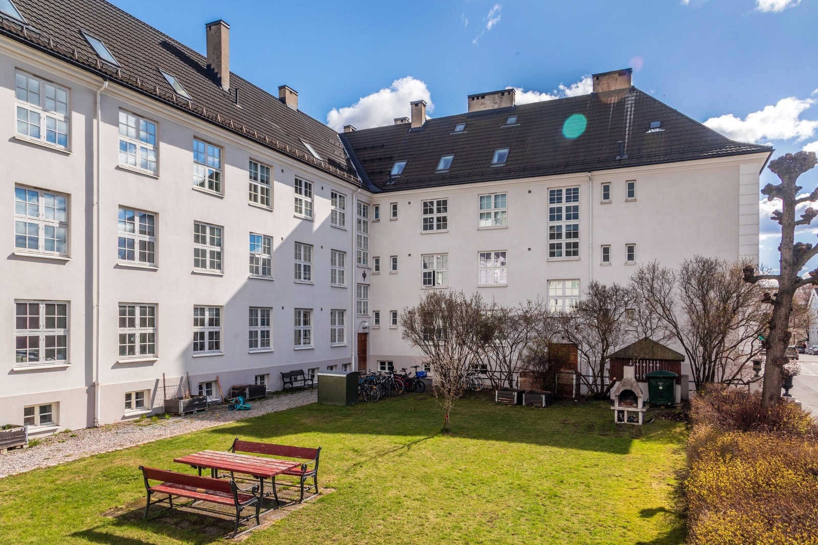 Oslos kanskje hyggeligste borettslag, preges av vakker arkitektur, idylliske forhager og et pent opparbeidet indre gårdsrom. Galleribilde