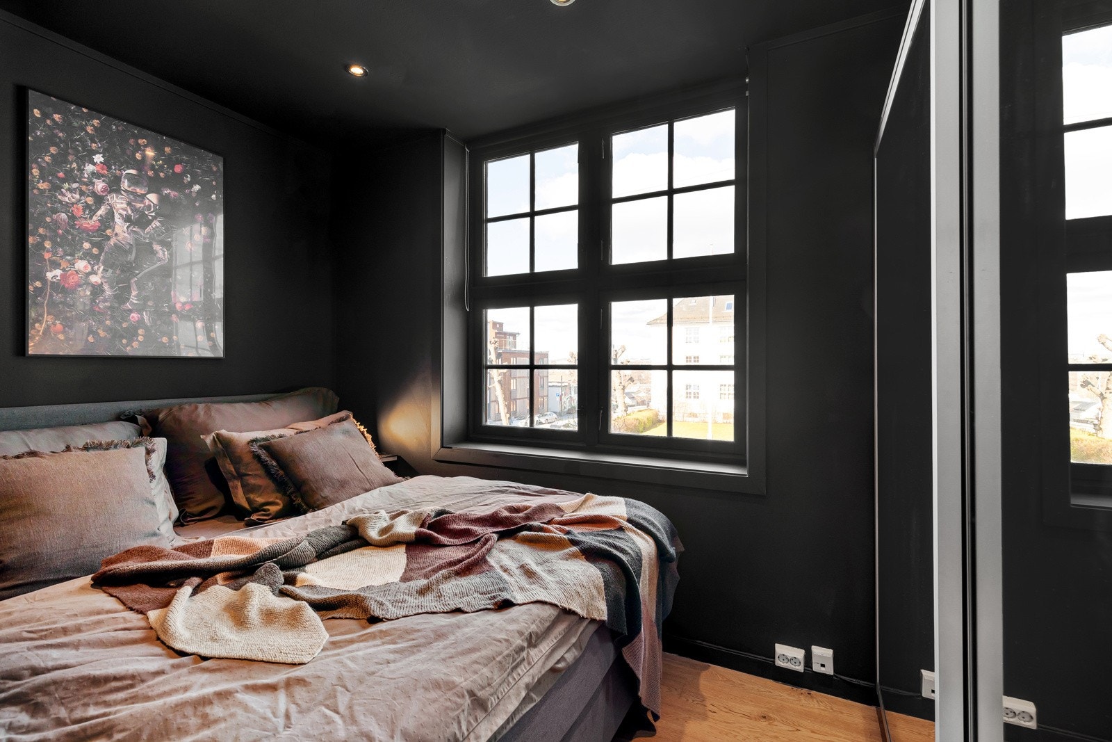 Soverommet har en moderne og behagelig farge som står i stil med resten av leiligheten Galleribilde