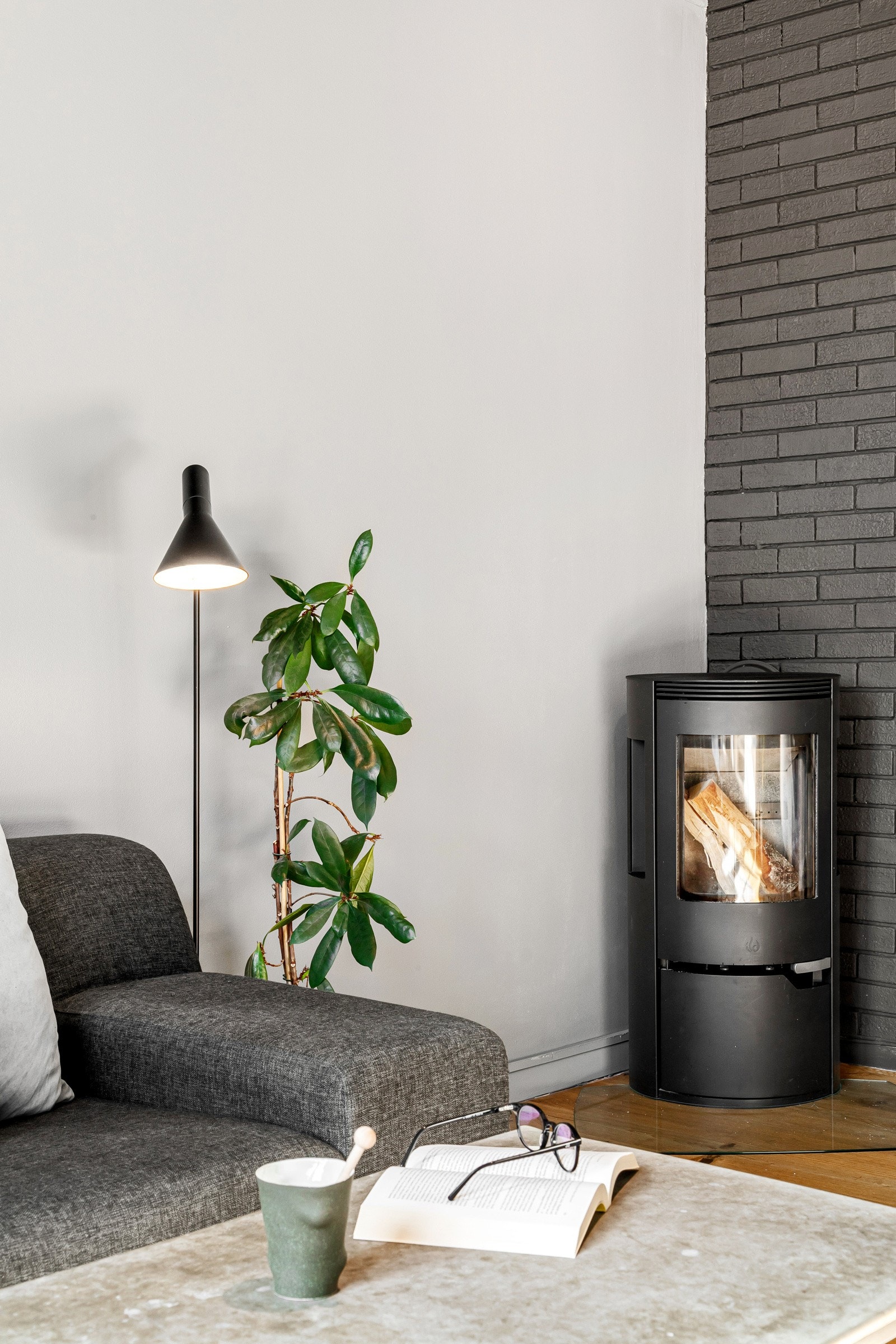 Rentbrennende peisovn fra 2016 (ILD 8 BP) med vakker formuttrykk og innsyn til flammene. Galleribilde