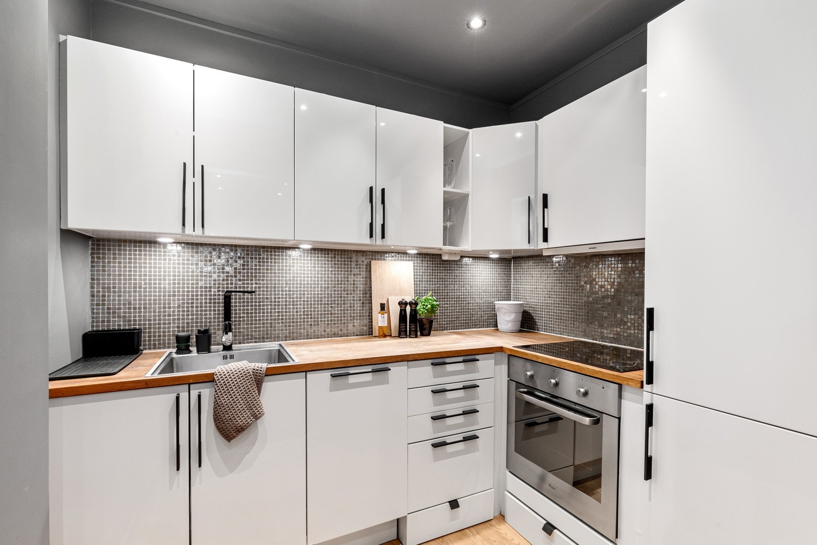 Moderne og tidsriktig HTH kjøkkeninnredning fra 2009, med benke- og lagringsplass Galleribilde