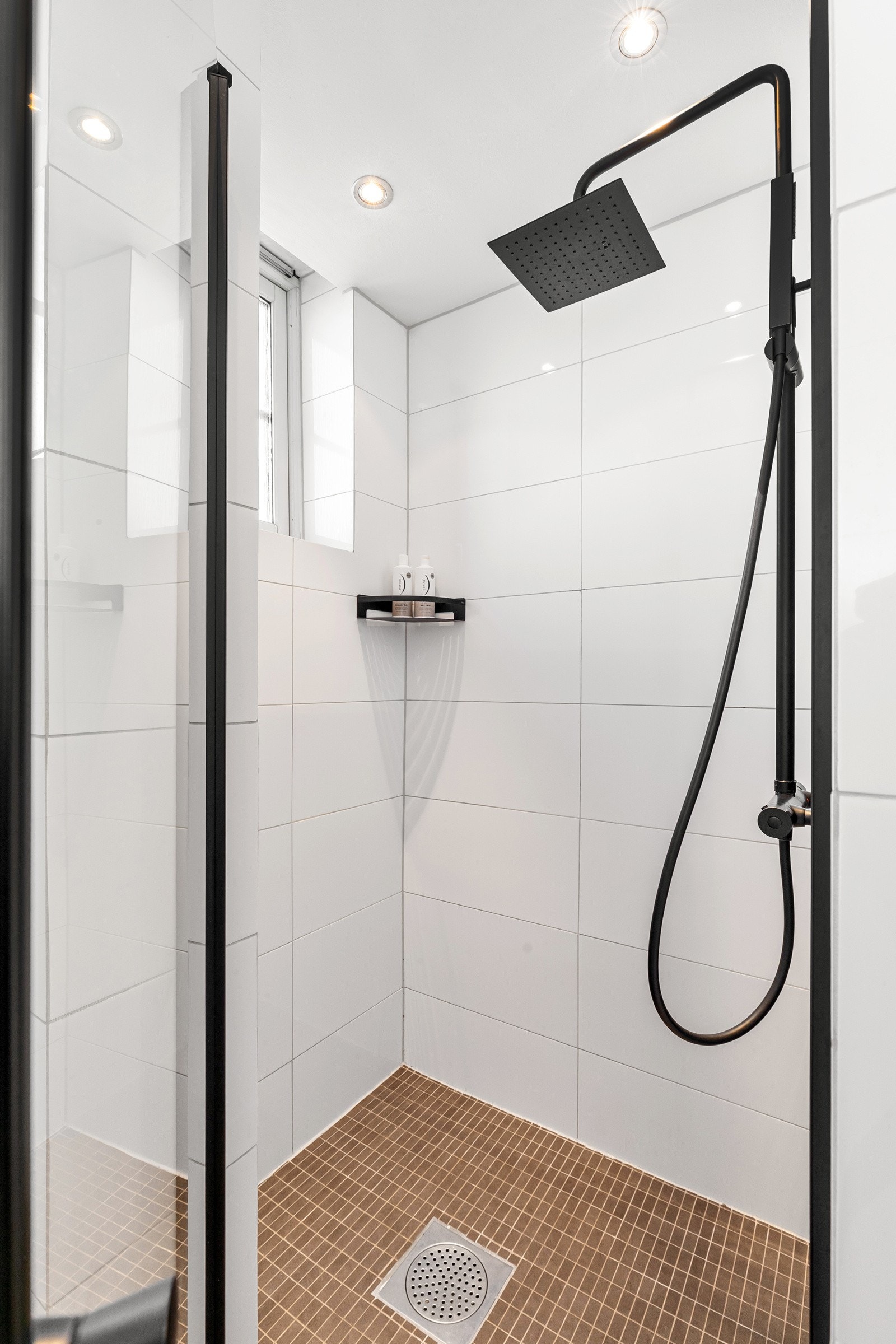 Avgrenset dusjsone med regnfallsdusj som gir deg den deilige spafølelsen. Galleribilde