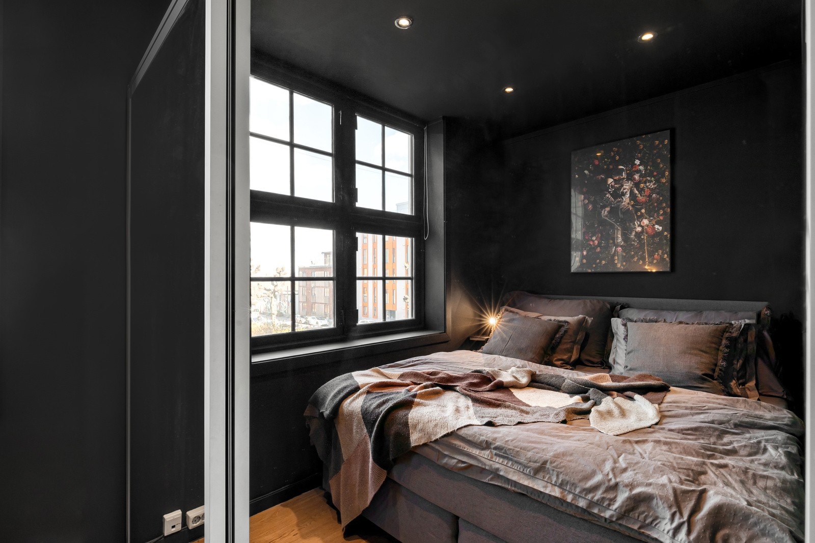 Det er god plass til dobbeltseng og medfølgende skyvedørsgarderobe. Galleribilde