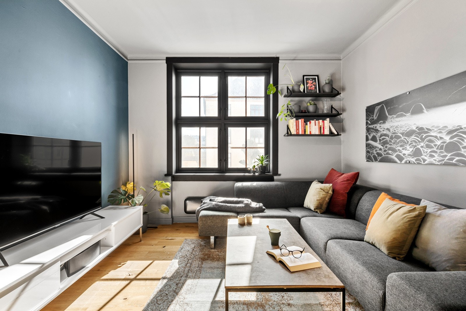 Generøse vindusflater som slipper inn godt med naturlig lys. Galleribilde