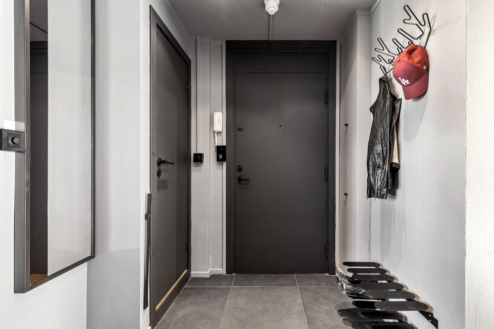 Entréen er tiltalende, med plass til oppbevaring av sko og yttertøy. Galleribilde