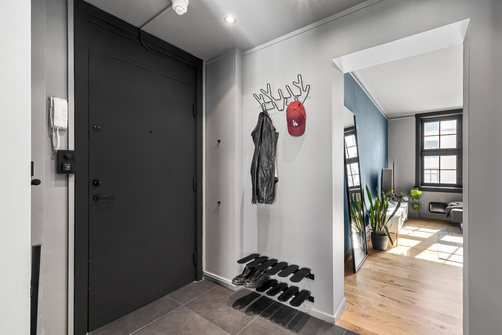 Gjennomgående naturlig sollys fra soverom til stue. Galleribilde