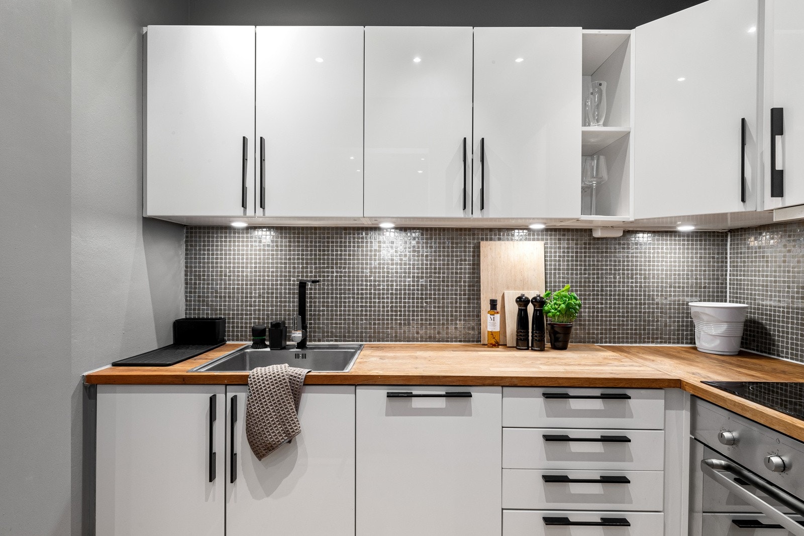 Moderne og tidsriktig HTH kjøkkeninnredning fra 2009, med benke- og lagringsplass Galleribilde