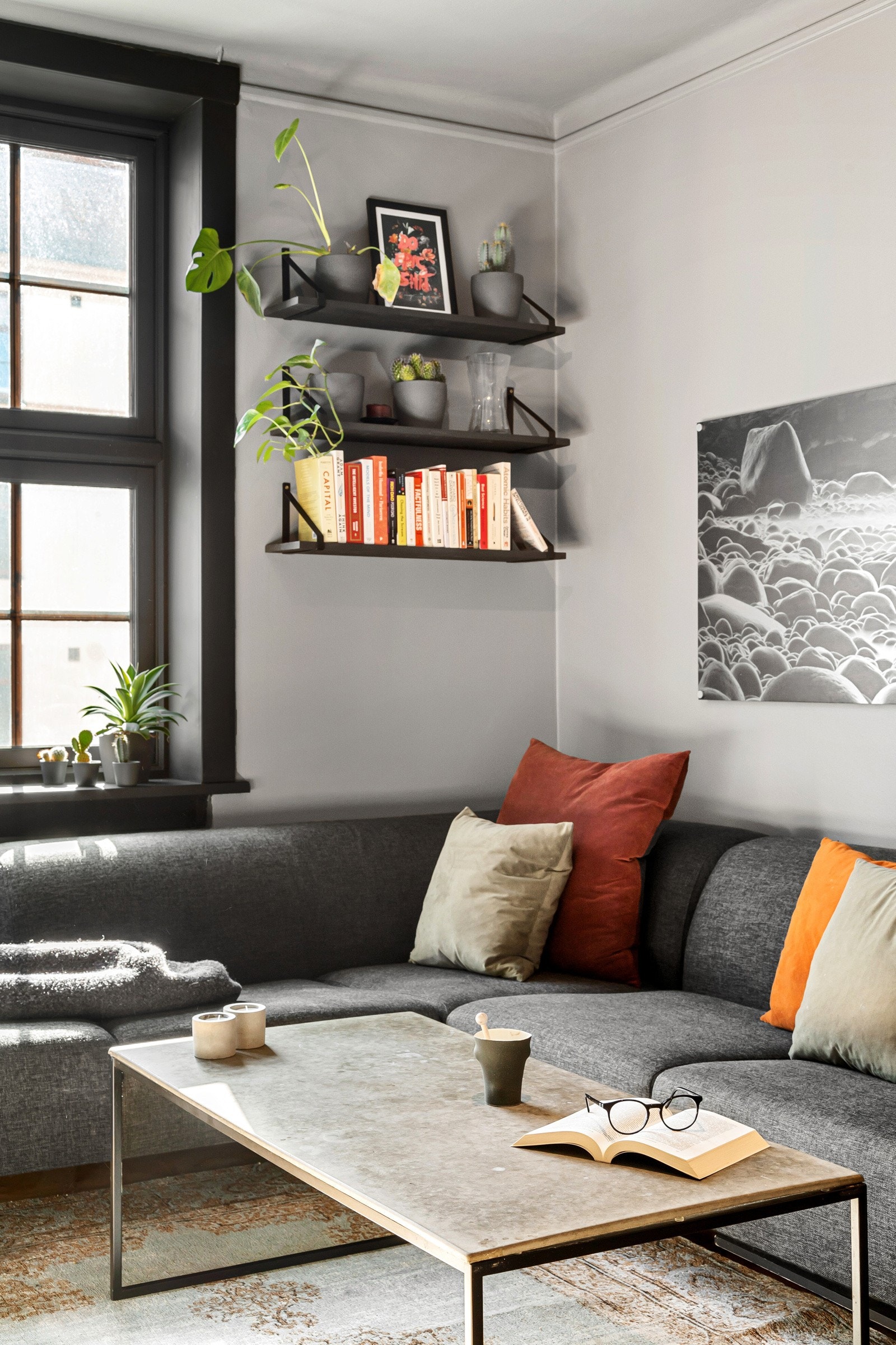 Stuen fremstår lys, luftig og tidsmessig utført. Galleribilde