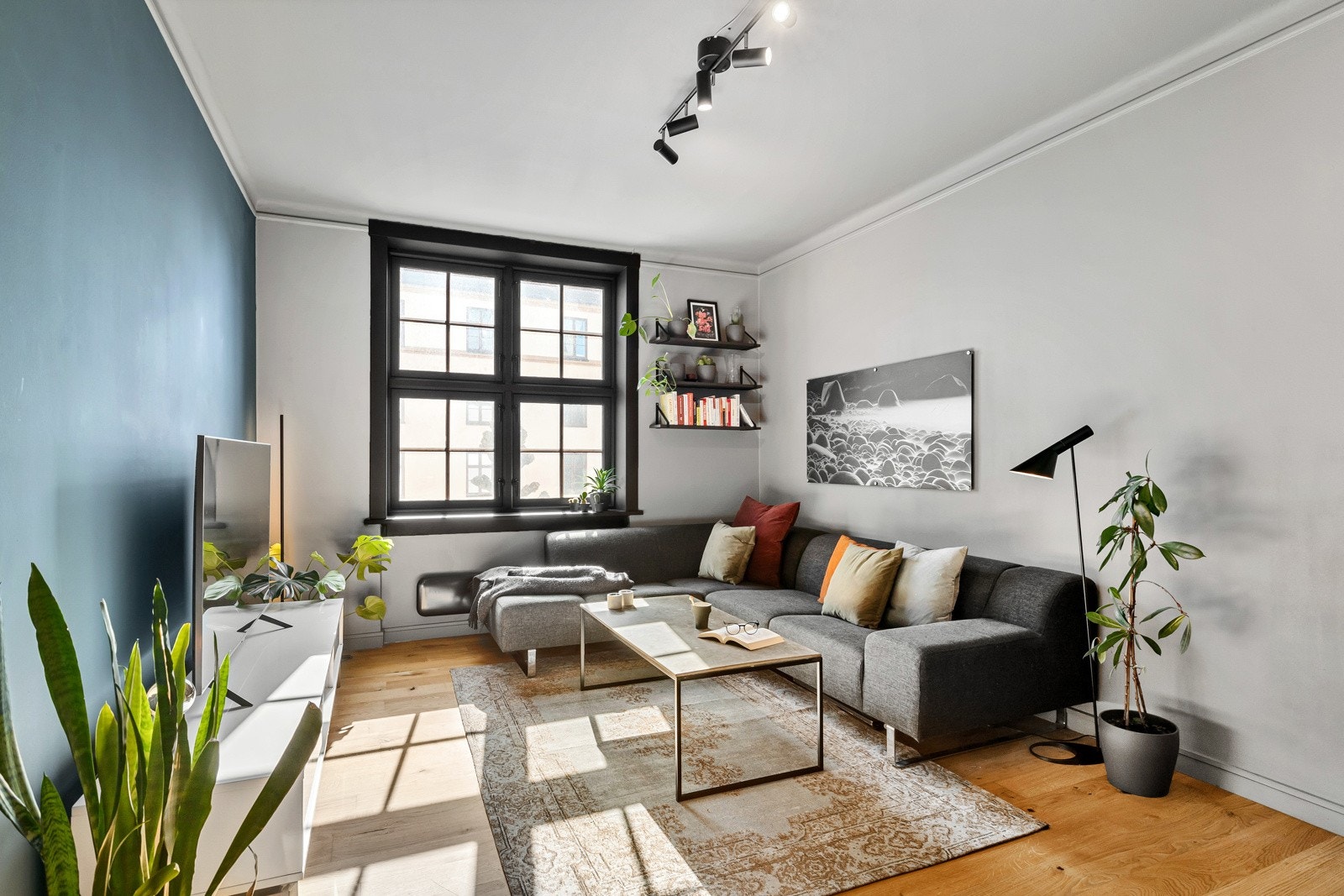 Påkostet, gjennomgående og rålekker 2-roms med bl.a. delikat og utvidet bad, i vakker arkitekttegnet bygård! Galleribilde