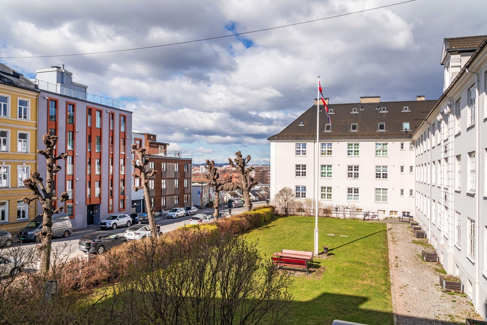 Fantastisk intern beliggenhet med utsyn mot borettslagets flotte bakgård. Galleribilde