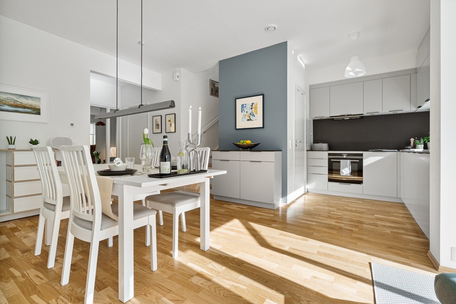 Åpen løsning mellom kjøkken og spisestue. Galleribilde