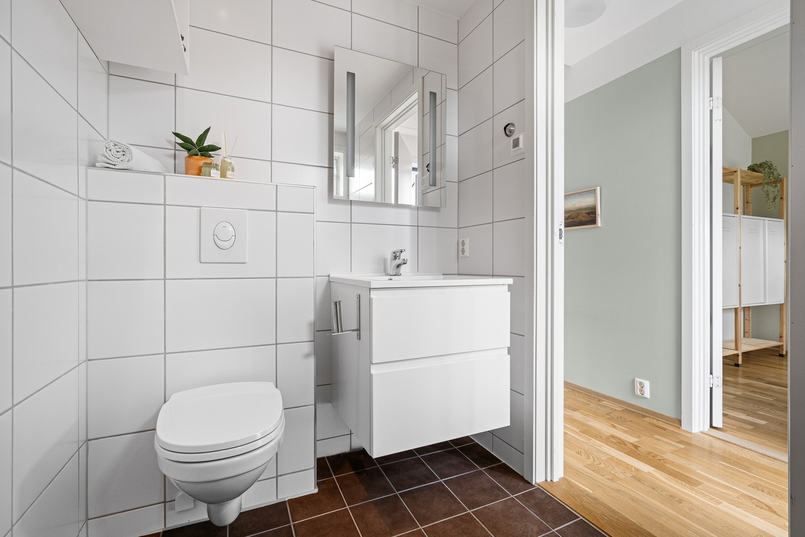 Badet i 2.etasje har vegghengt toalett og servantinnredning med speil. Galleribilde