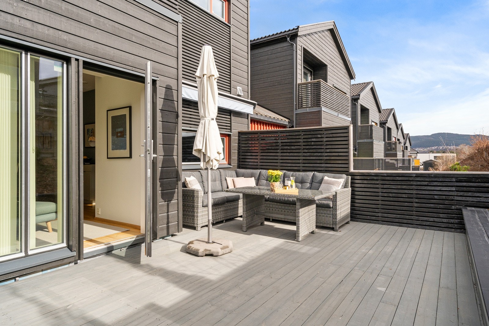 Her er det god plass til utemøbler, grill m.m. Galleribilde