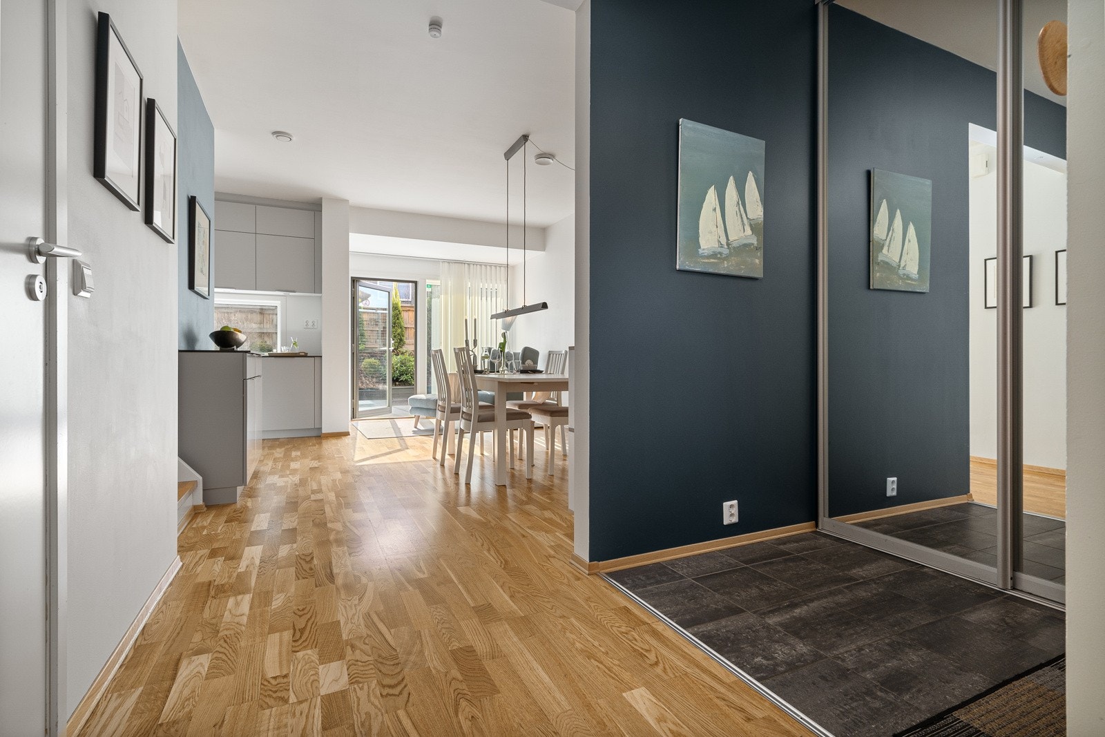 God plass til oppbevaring av yttertøy i skyvedørsgarderobe. Galleribilde