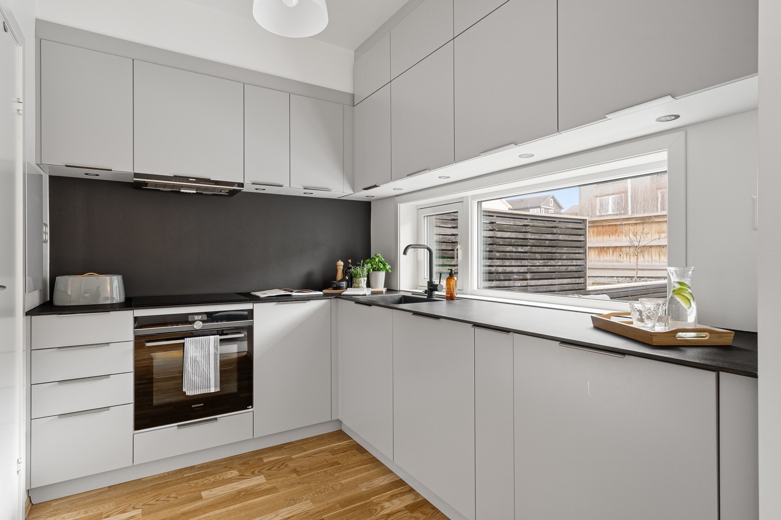 Naturlig lysinnslipp, store benkeflater og masse skapplass. Galleribilde