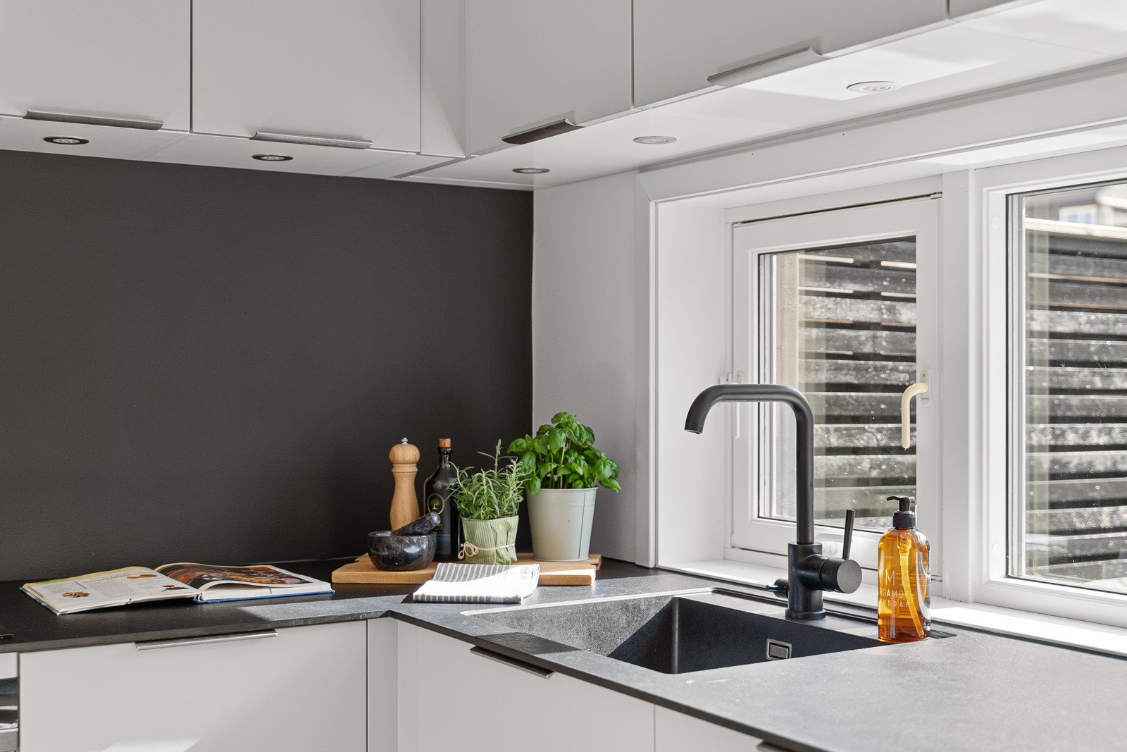 Fra kjøkken har man tilgang på en liten innebod/kott. Galleribilde