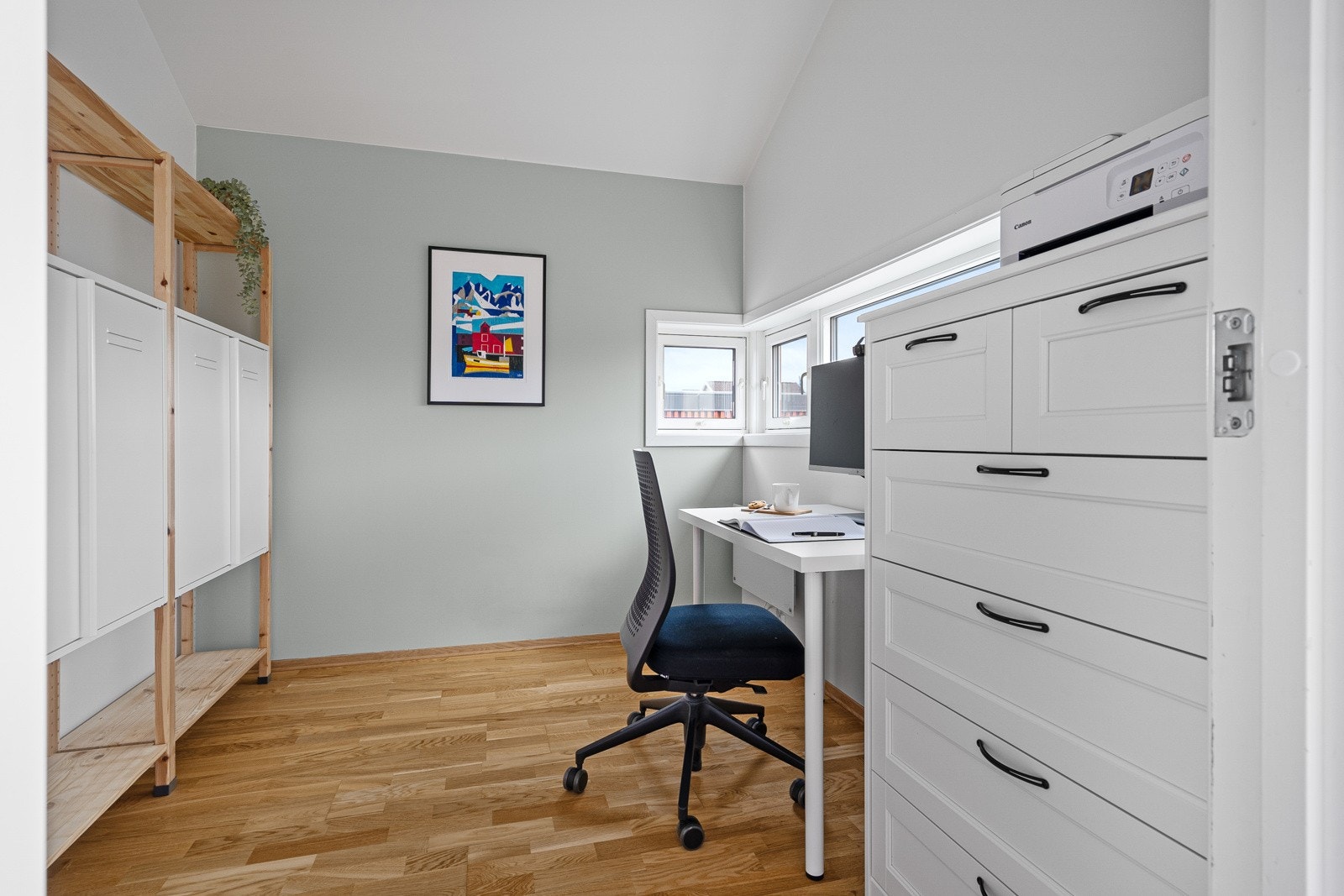 Soverom nr. 2. Boligen har totalt 3 soverom, hvor også tv-stue i første etasje kan benyttes som 4 soverom ved behov. Galleribilde