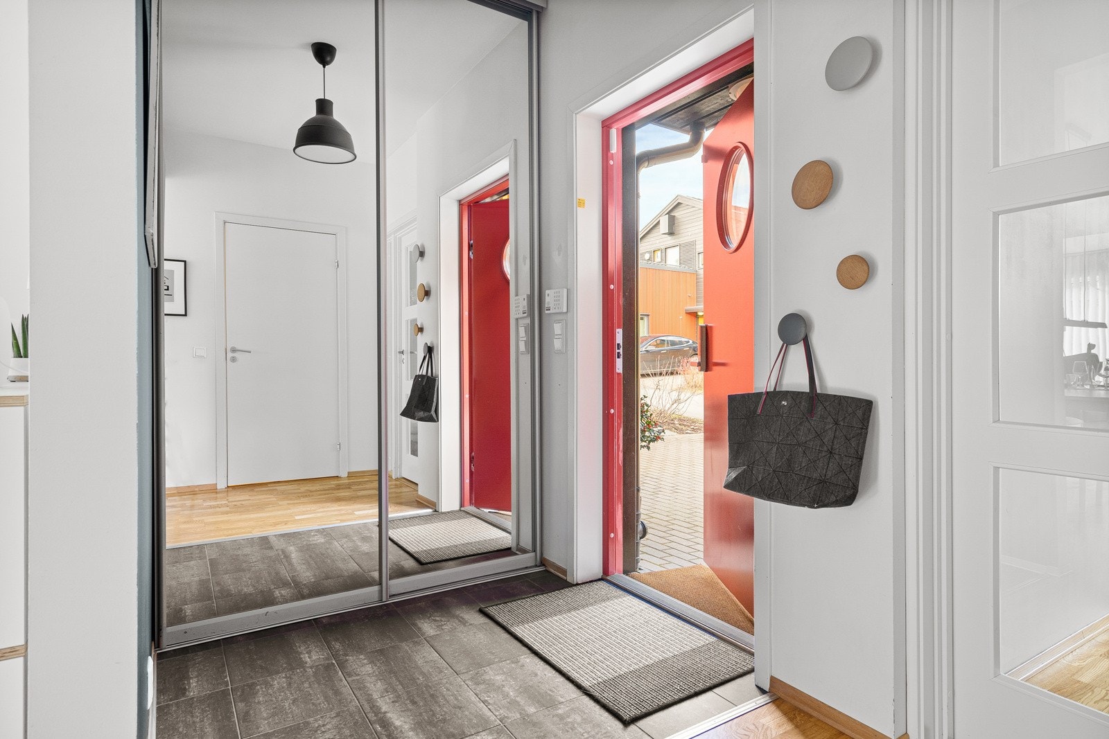 Velkommen inn! Her får man et godt førsteinntrykk. Flislagt entré med varme i gulv. Galleribilde