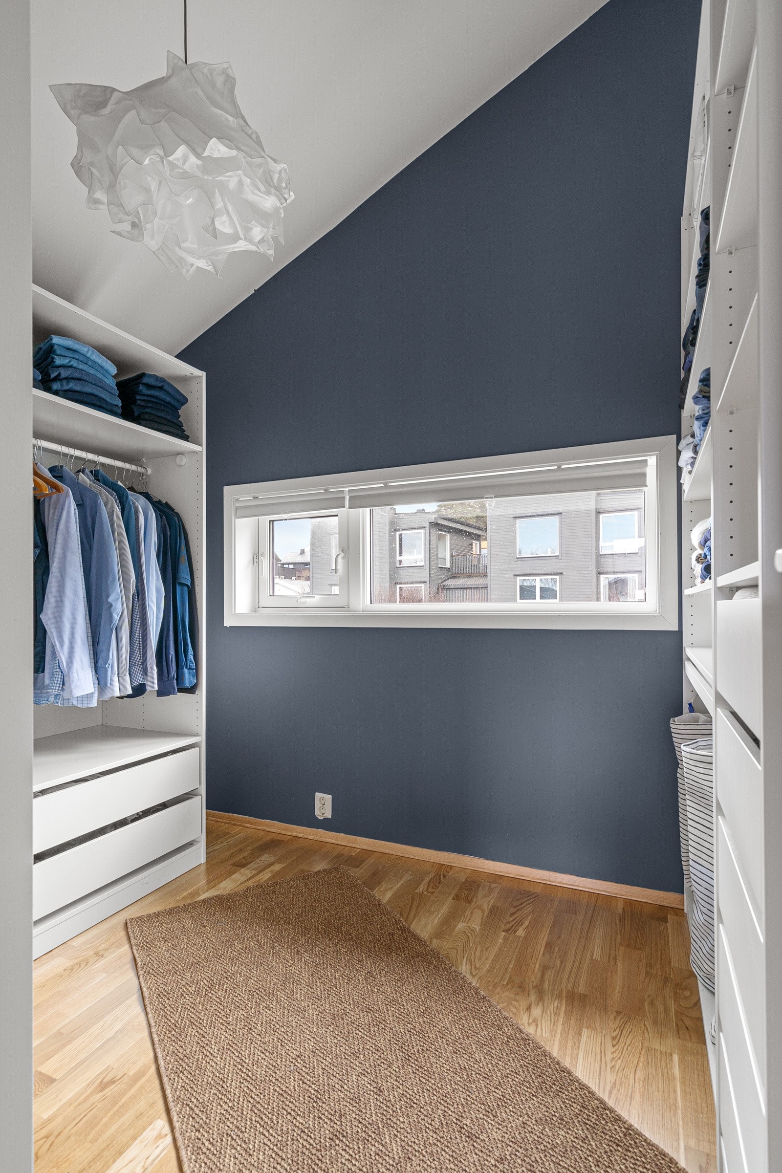 Åpent og fint omkledningsrom. Rommet kan også brukes som soverom. Galleribilde