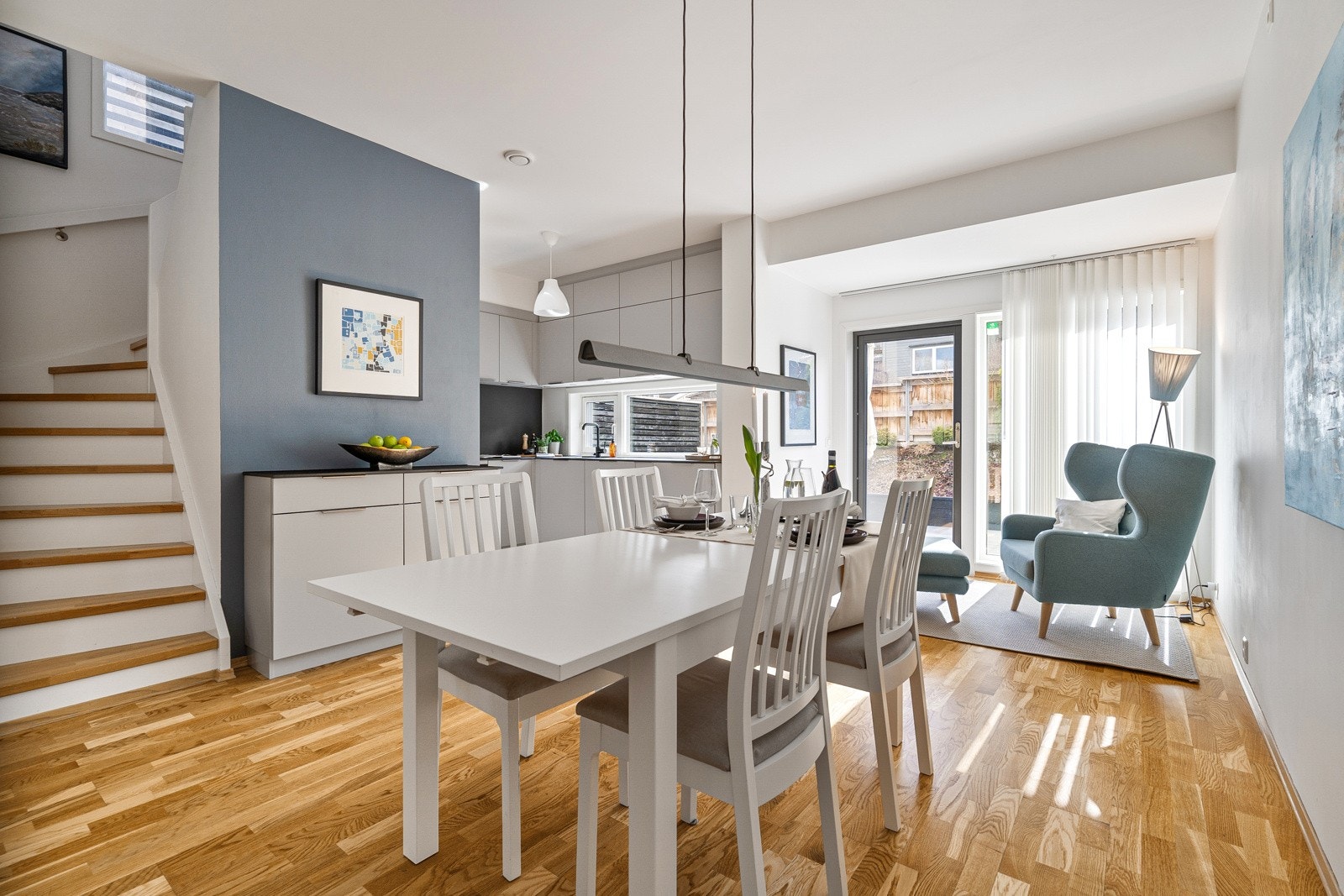 1.etasje består av spisestue, kjøkken, bad, tv-stue, bod og utgang til markterrasse. Galleribilde