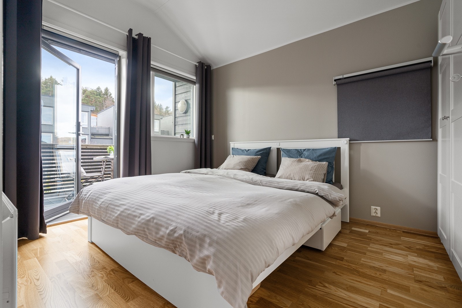 Hovedsoverommet er på 9,5 kvm med utgang til egen sør/vestvendt balkong. Galleribilde