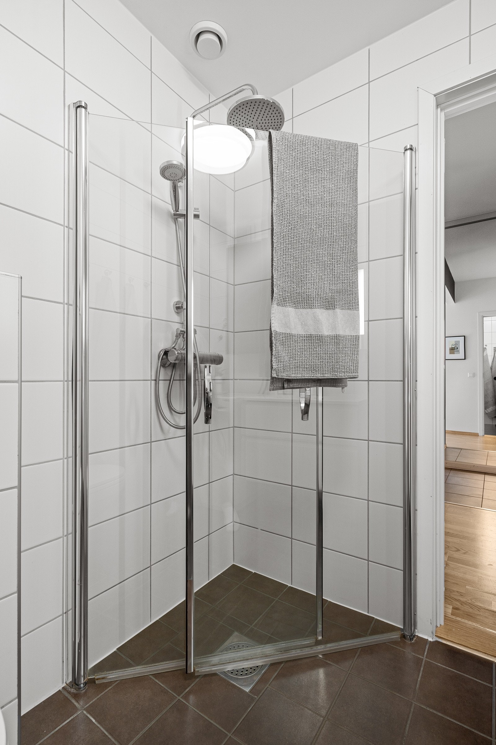 Lekkert dusjhjørne i glass. Galleribilde